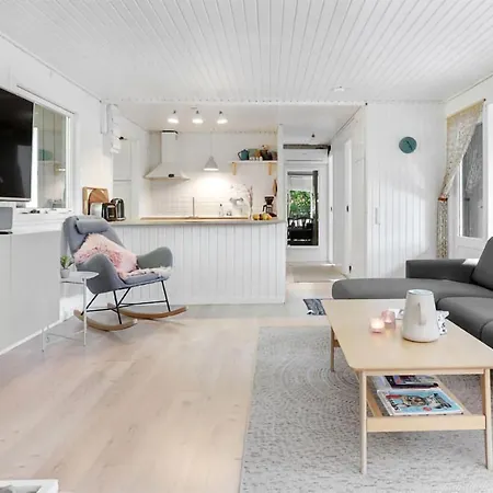 Amazing In Aakirkeby Vakantiehuis Vester Somarken